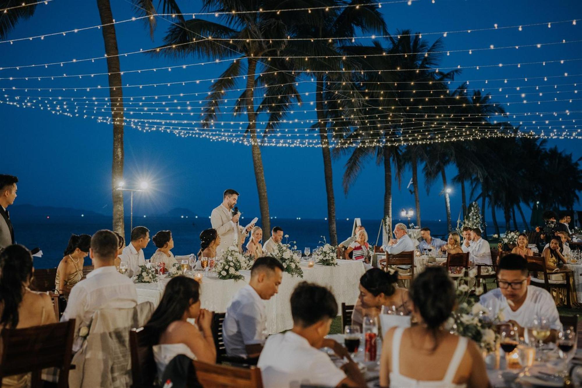 منتجع وسبا بالم غاردن بيتش هوي ان المظهر الخارجي الصورة A wedding reception at a resort in Phuket, Thailand