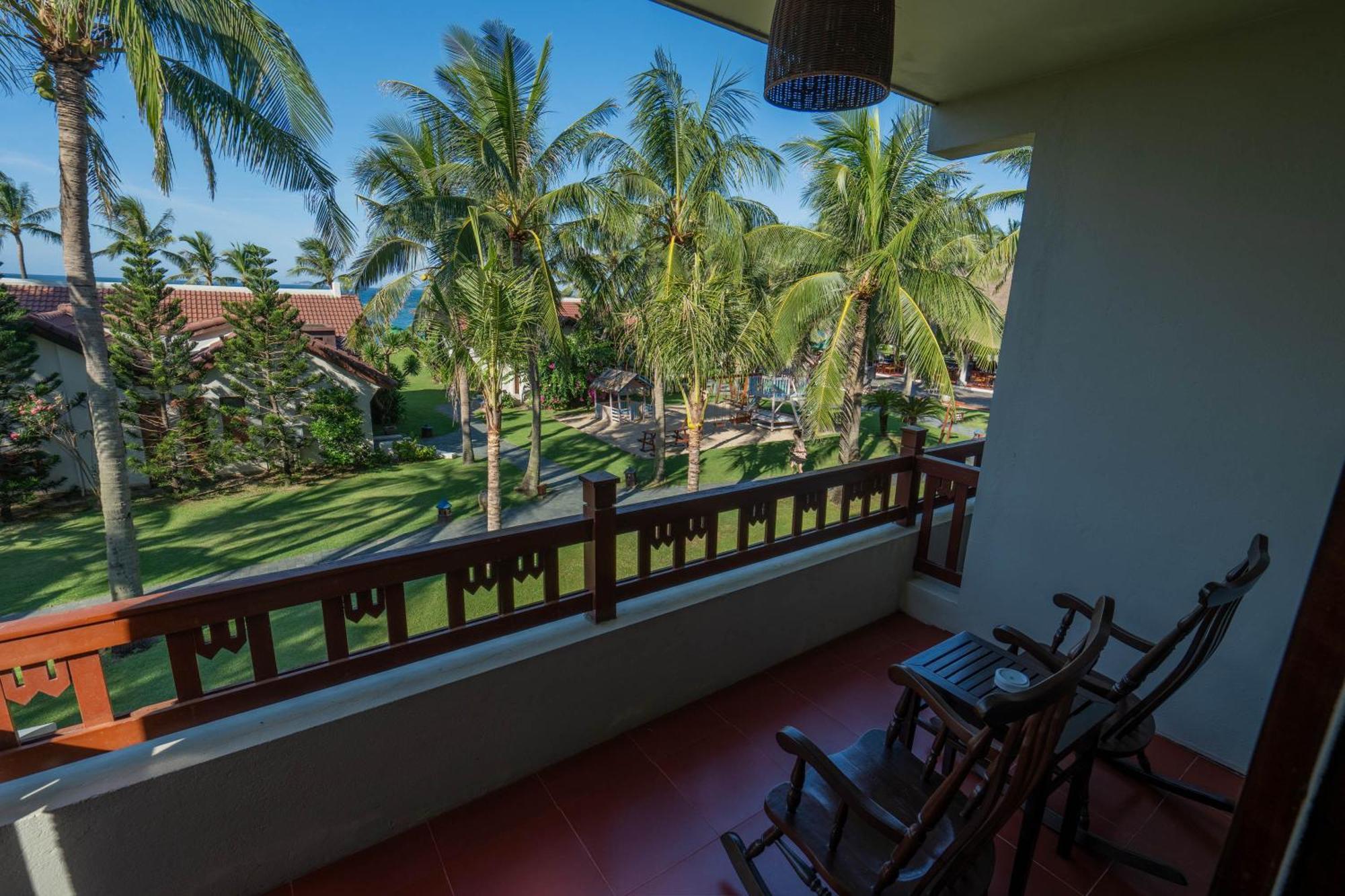 منتجع وسبا بالم غاردن بيتش هوي ان المظهر الخارجي الصورة A balcony in a hotel room